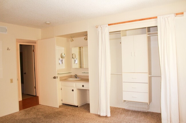 Building Photo - MOVE IN SPECIAL $300 OFF FIRST MONTHS RENT