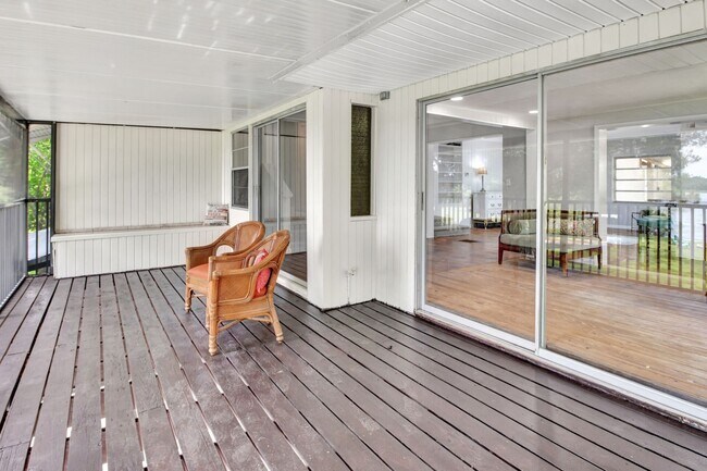 Building Photo - Bluelake Unit 3