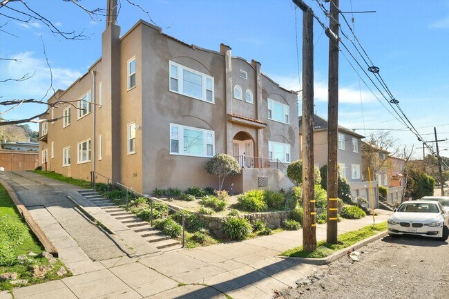 Building Photo - Furnished 3-Bedroom Apartment for 5 – Shared Living College Ave!