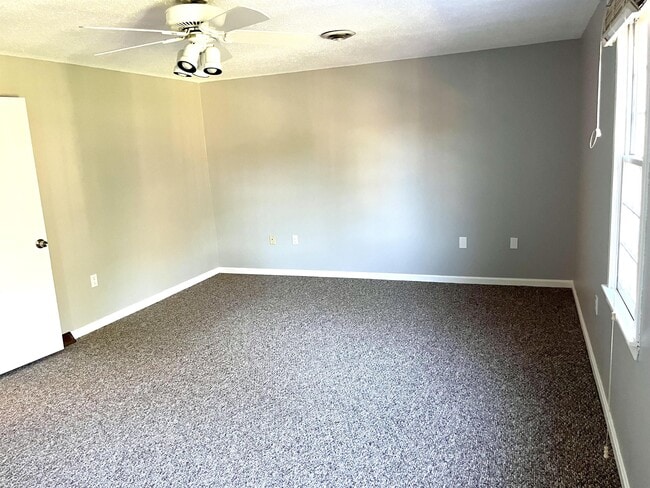 Building Photo - 12 Hawthorne Village