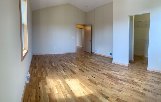 Building Photo - Bayview 2-bedroom loft style house, hardwood floors, AC, parking, fireplace