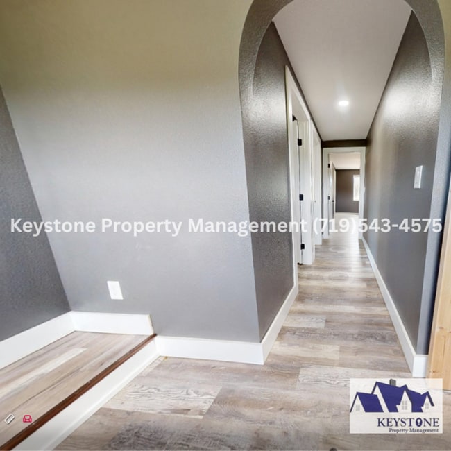 Building Photo - Stunning Rancher on the St Charles Mesa! 2...