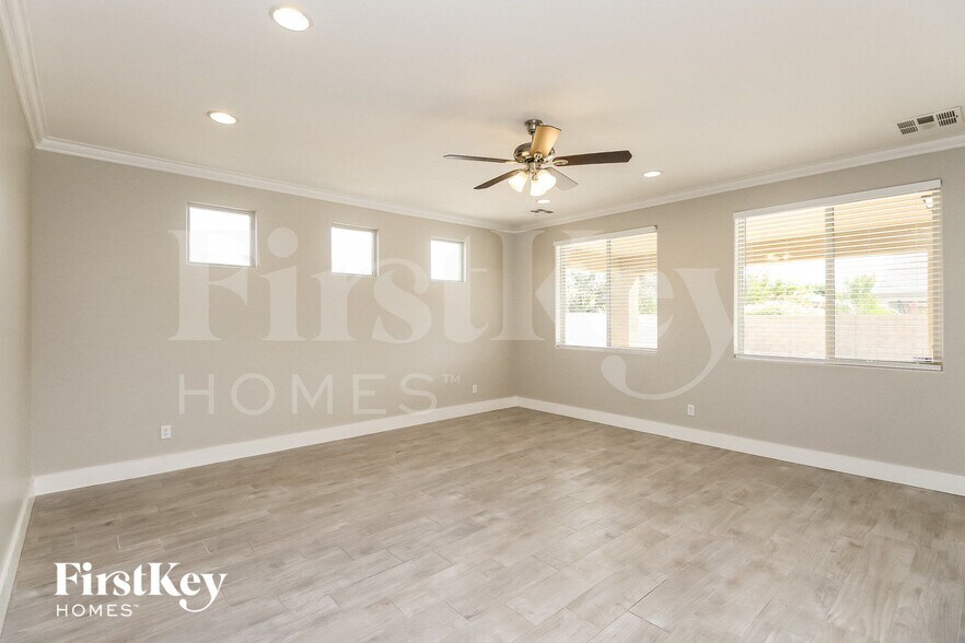 Building Photo - 837 E Cierra Cir