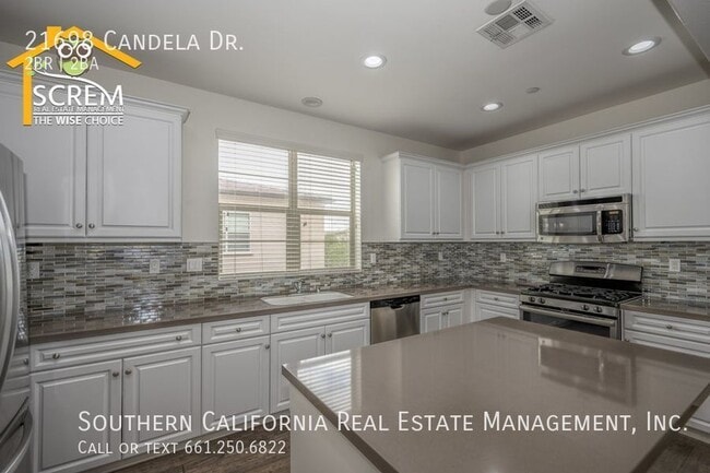 Building Photo - Updated Two Bedroom Detached Home in Gated...