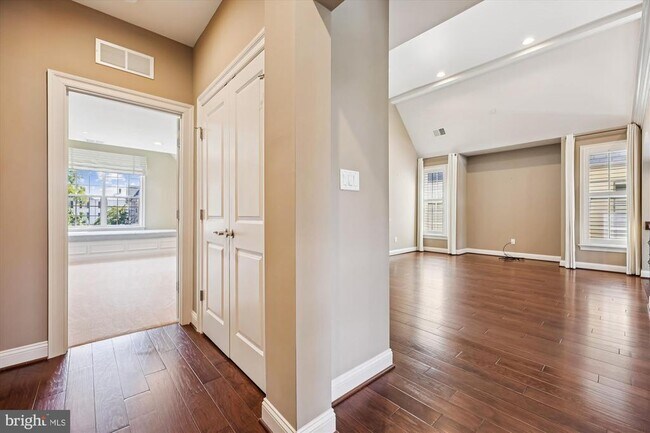 Building Photo - 448 Salk Cir
