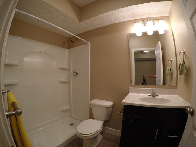 Building Photo - 302 N Chauncey Ave