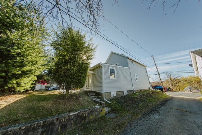 Building Photo - 955 E Elm St