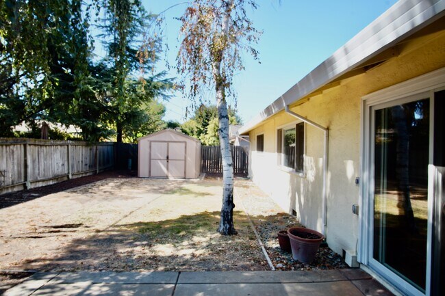 Building Photo - 2518 Loyola Dr
