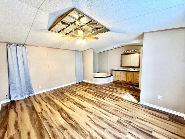 Building Photo - 600 Old Spanish Trail