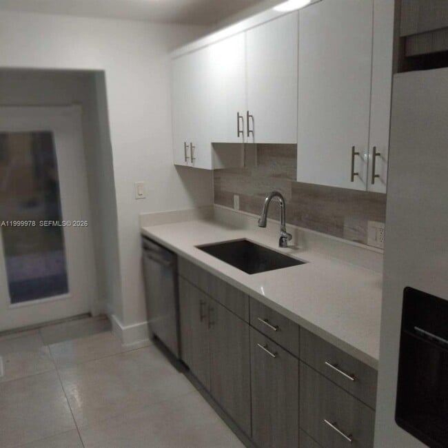 Building Photo - 1565 NE 48th St