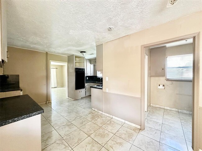Building Photo - 4303 Balcones Dr