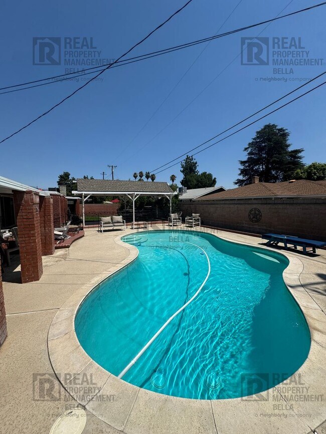 Building Photo - 3-Bed, 2-Bath Oasis in Hemet with Sparklin...