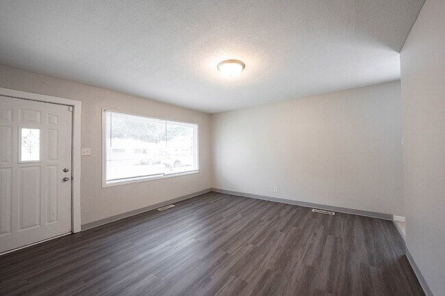 Building Photo - "Charming 3-Bed, 2-Bath Retreat in Indiana...