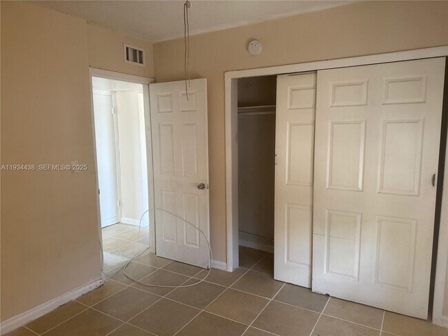 Building Photo - 621 SW 15th Ave