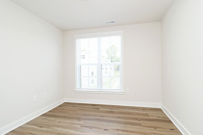 Building Photo - Dog-Friendly Galaxie Farm Townhome