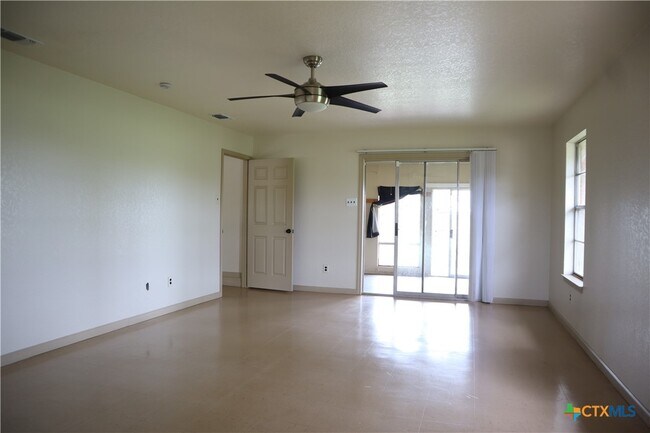 Building Photo - 707 Old Seguin Luling Rd