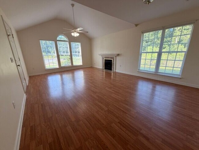 Building Photo - Beautiful and spacious! Ready for move in!