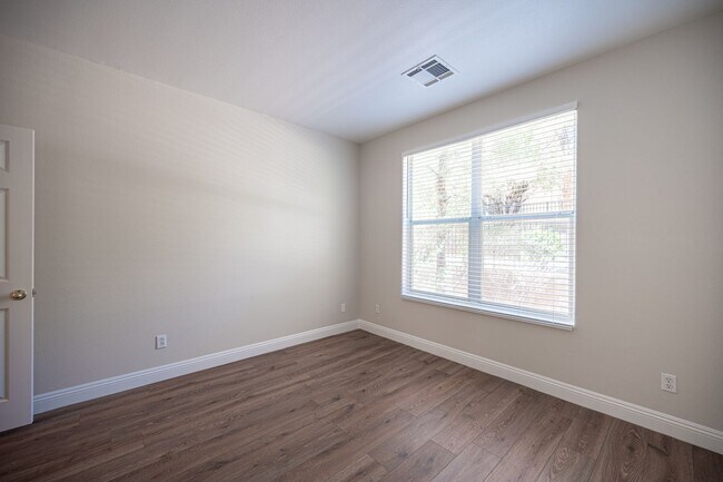 Building Photo - Beautiful 4 Bedroom 2.5 bath Home in the Southwest!
