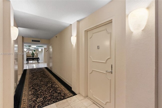 Building Photo - 3600 Mystic Pointe Dr
