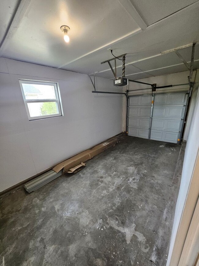 Building Photo - 3 bed, 1.5 bath in a great location! Fenced in yard!