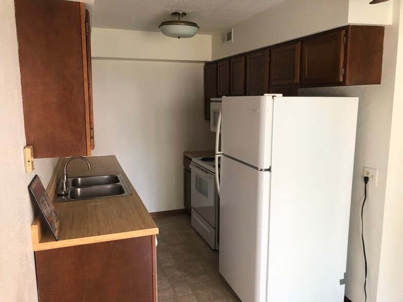 Building Photo - 225 S Ridge Dr