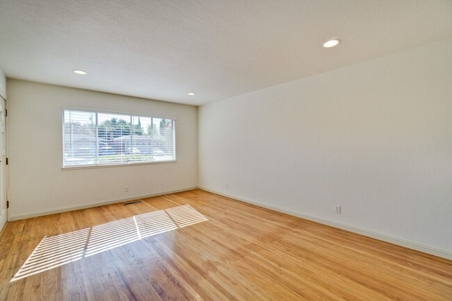 Building Photo - 1109 White Cliff Dr