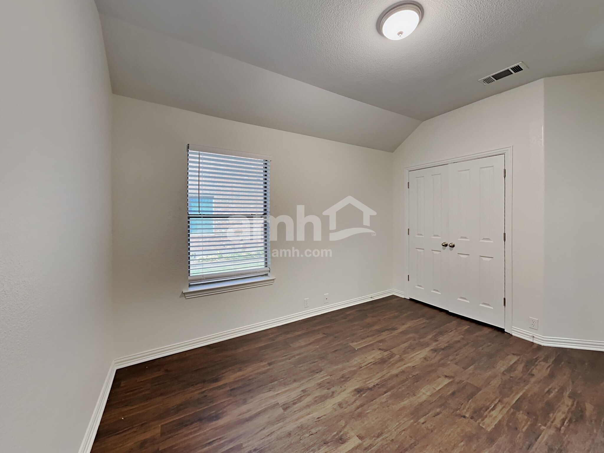 Building Photo - 105 Broken Arrow St