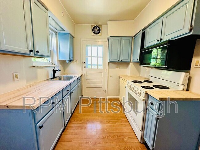 Building Photo - 6517 Rosemoor St
