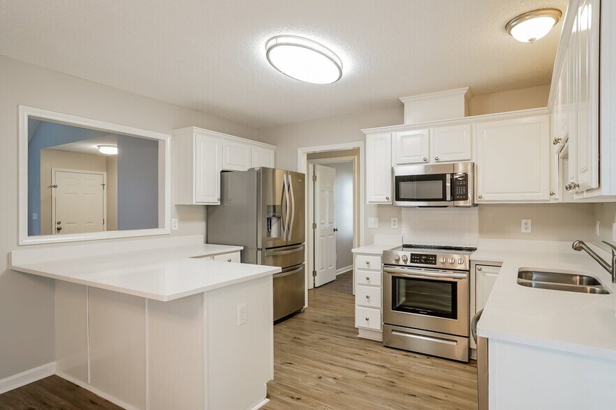 Building Photo - 2100 Havering Pl