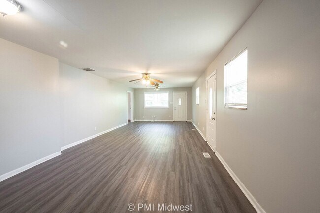 Building Photo - 3748 N Hawthorne Ln