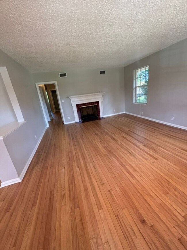 Building Photo - 3 bed 2 bath home in quiet neighborhood