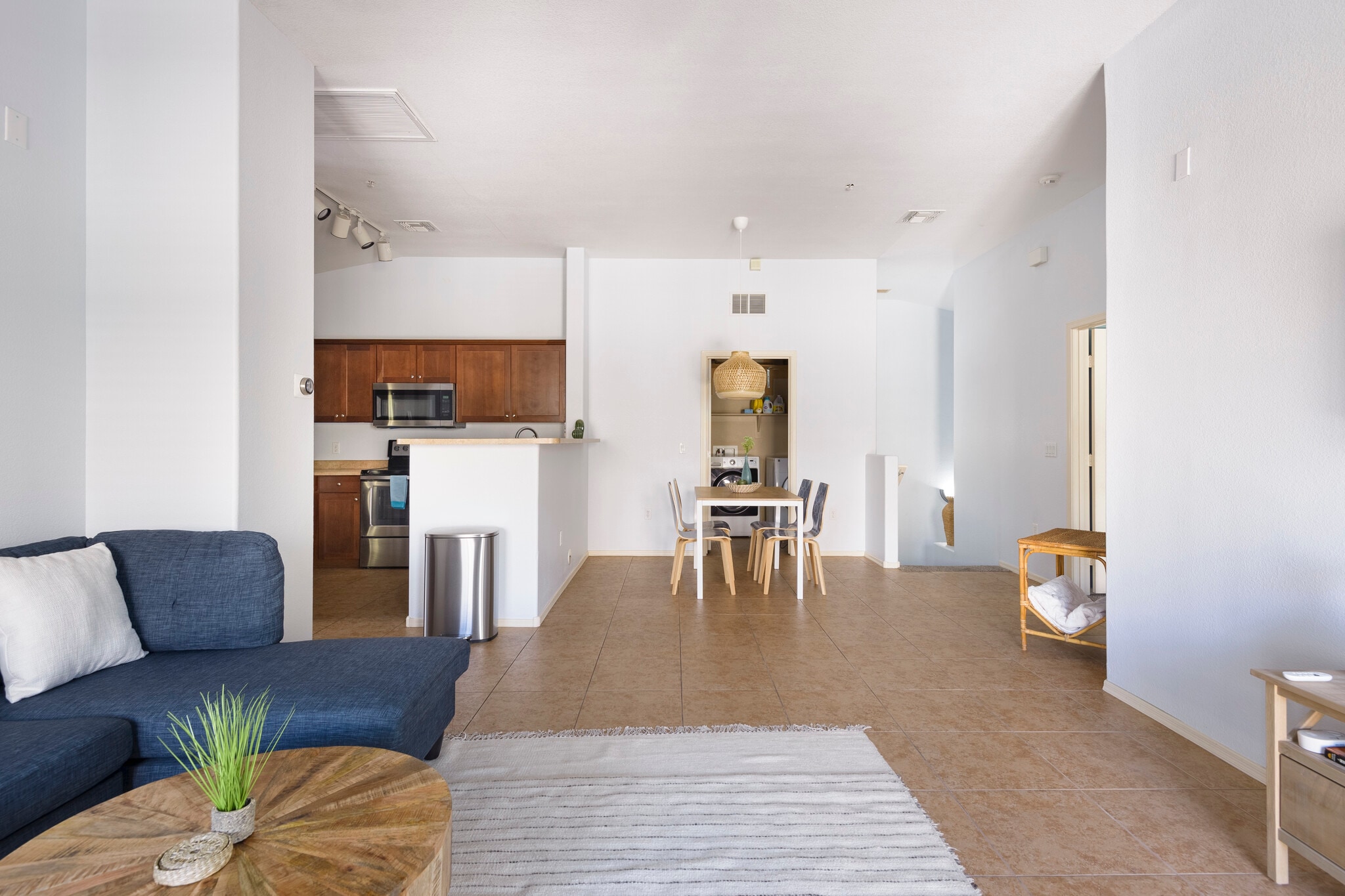 Building Photo - 2402 E 5th St