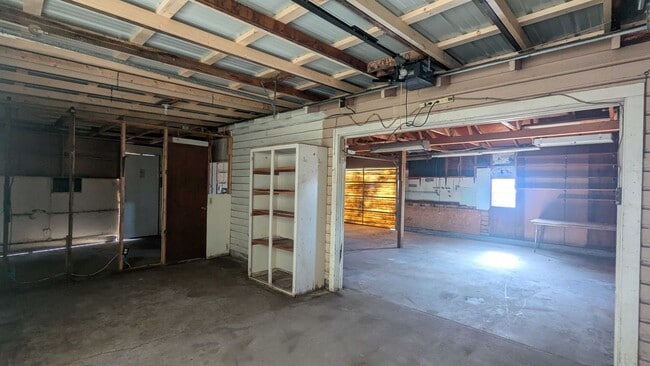 Building Photo - 2 bedroom home in South Hutchinson