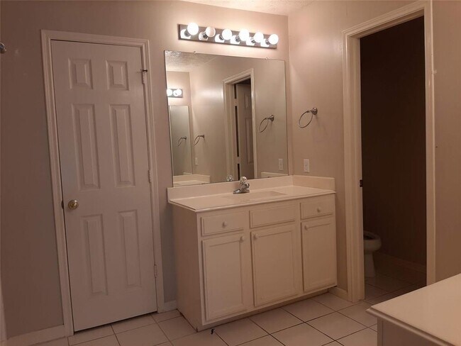 Building Photo - 1385 El Camino Village Dr