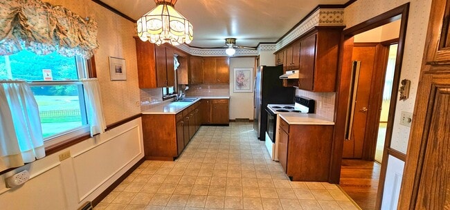 Building Photo - Welcome to this charming 2 bedroom, 1 bath...