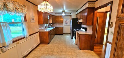 Building Photo - Welcome to this charming 2 bedroom, 1 bath...