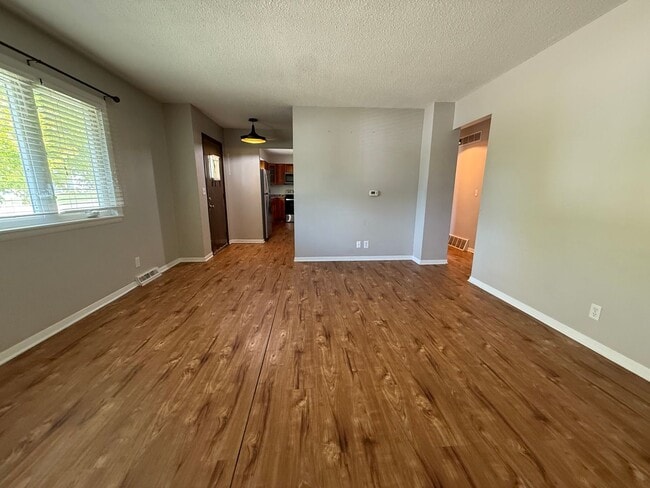 Building Photo - Charming 3 Bed, 1 Bath Home in Quiet Bette...