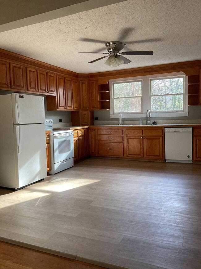 Building Photo - The Perfect 4 Bedroom!!!!