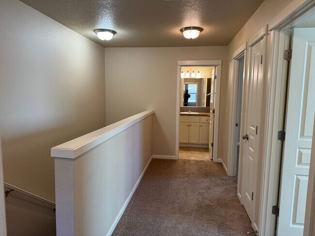 Building Photo - Amazing 3 bedroom home