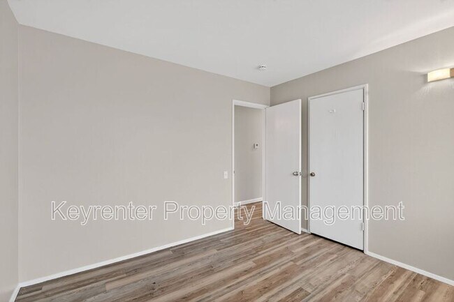 Building Photo - 900 Paddock Dr