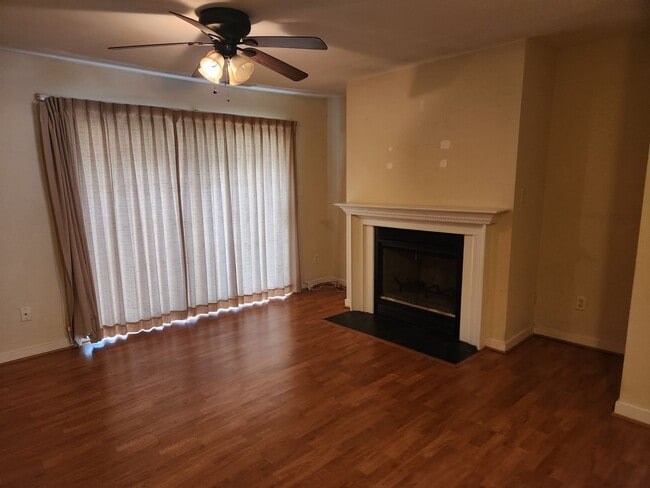 Building Photo - Townhouse Convenient to Chesterfield Court...