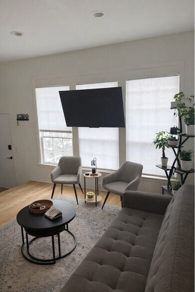 Building Photo - 952 Green Bay Rd