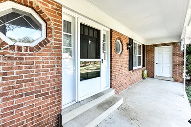 Building Photo - Spacious 4 Bed 2/2 Bath Home with Park-Lik...