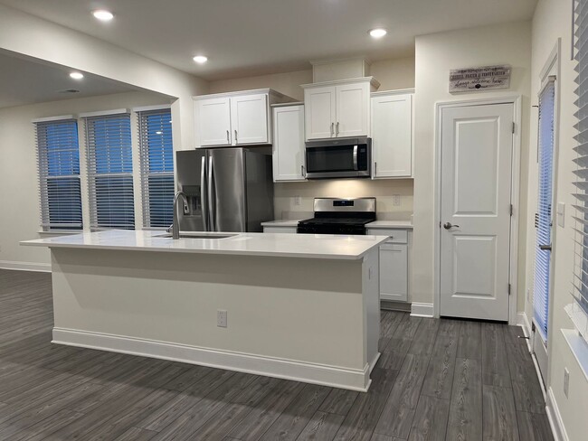 Building Photo - Gorgeous 3 Bedroom End Unit Townhome, Avai...