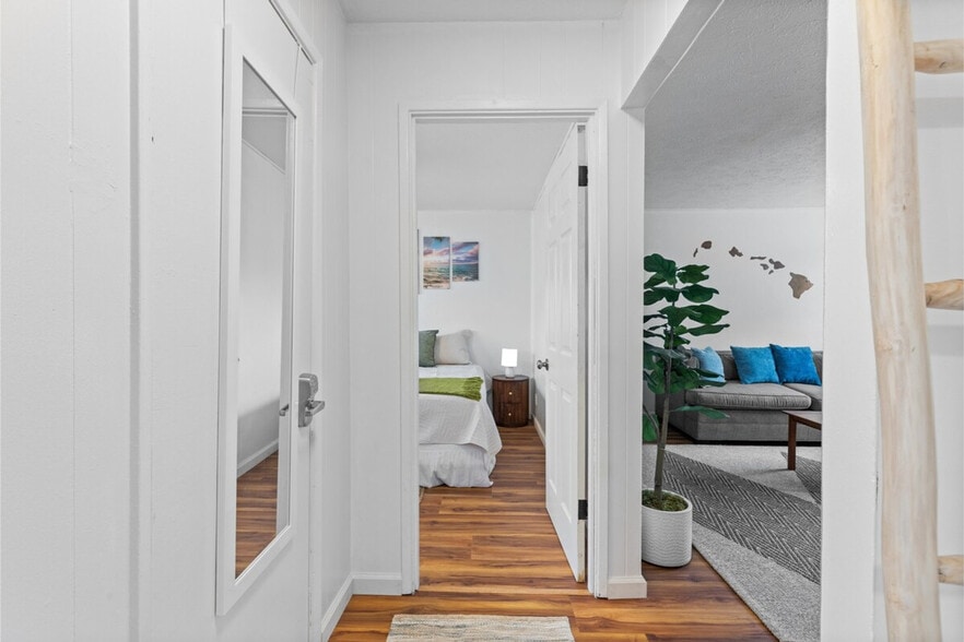 Building Photo - 485 Waianuenue Ave