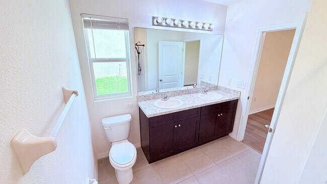 Building Photo - Available now! Amazing 4 Bedroom, 2 Bathroom Home in Wildwood!!