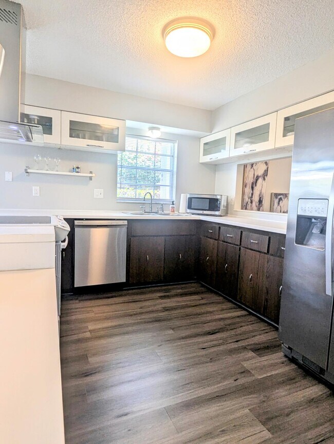 Building Photo - 1352 Riverside Cir