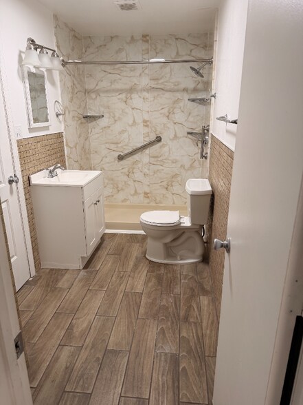 Building Photo - 1025 Michigan Dr W