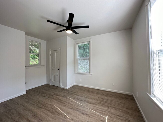 Building Photo - 6 Bed/2 Bath w/Ample Parking Mins. from UC...