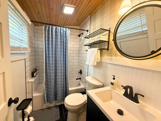 Building Photo - 11 Brooks Ave